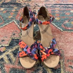 Watercolor wedges by TOMS 7.5